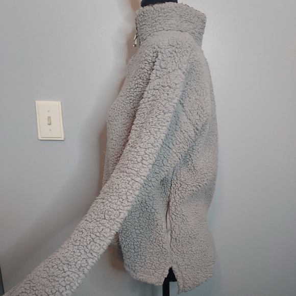 SO Gray Faux Fur 100% Polyester Size Small Sweater - Picture 6 of 9